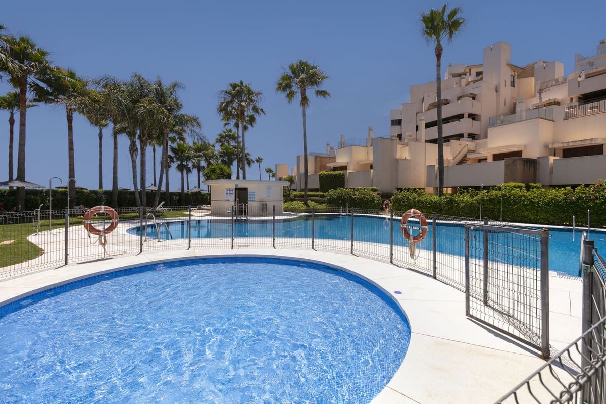 3 bedroom Penthouse for sale in Estepona with pool - € 995,000 (Ref: 9540508)