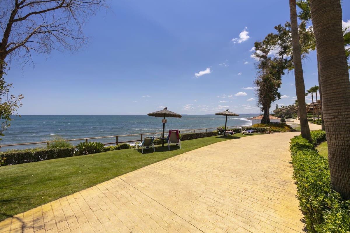 3 bedroom Penthouse for sale in Estepona with pool - € 995,000 (Ref: 9540508)