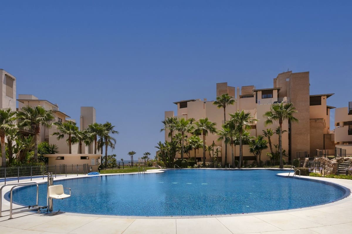 3 bedroom Penthouse for sale in Estepona with pool - € 995,000 (Ref: 9540508)