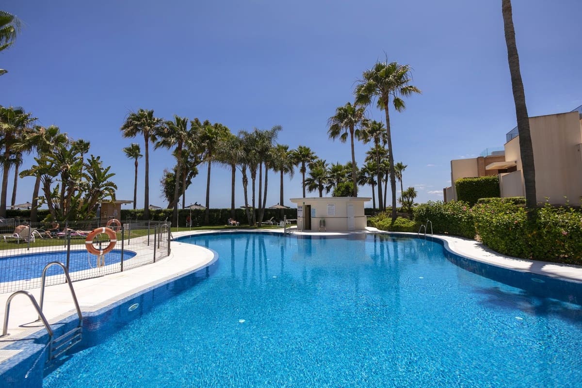3 bedroom Penthouse for sale in Estepona with pool - € 995,000 (Ref: 9540508)