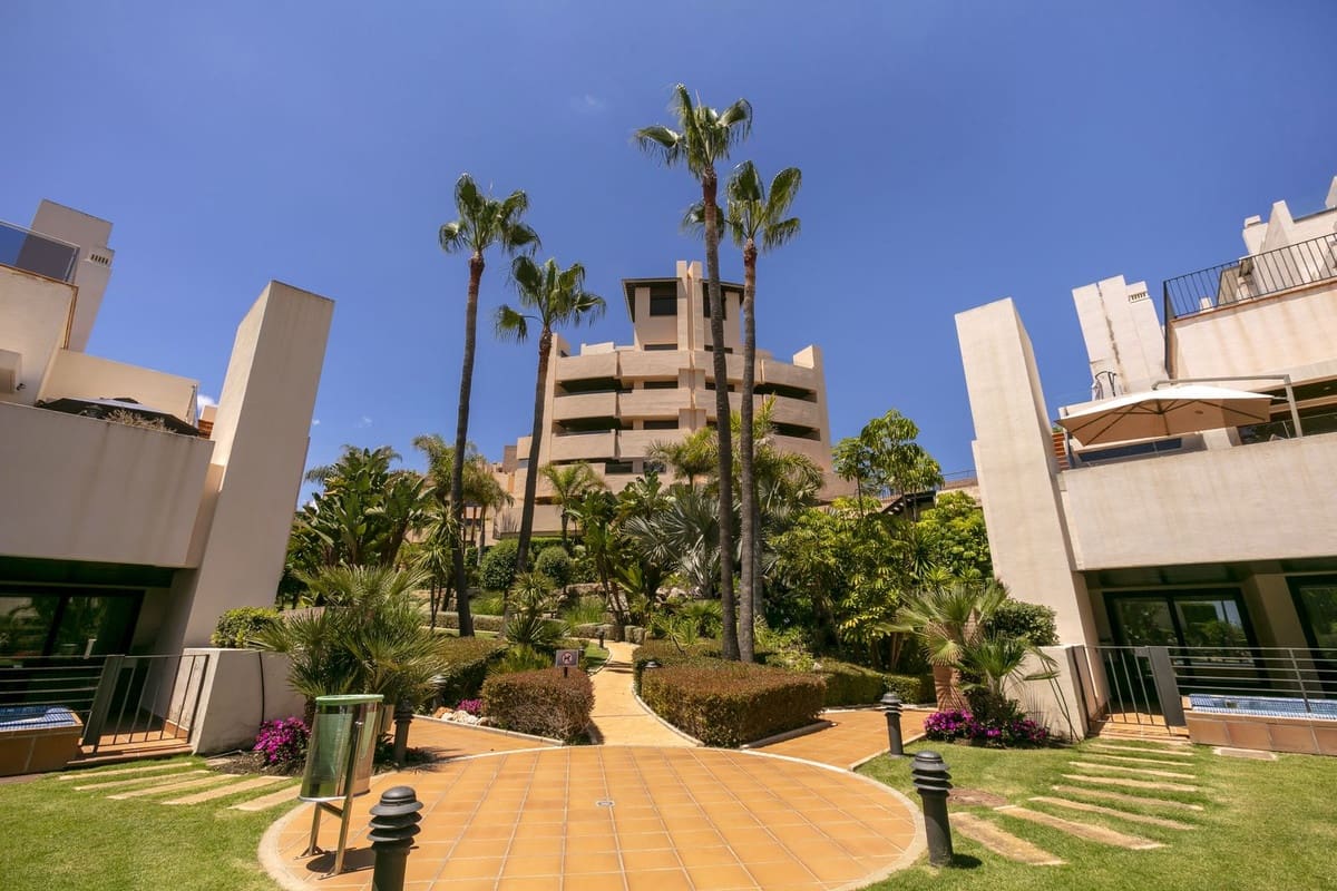 3 bedroom Penthouse for sale in Estepona with pool - € 995,000 (Ref: 9540508)