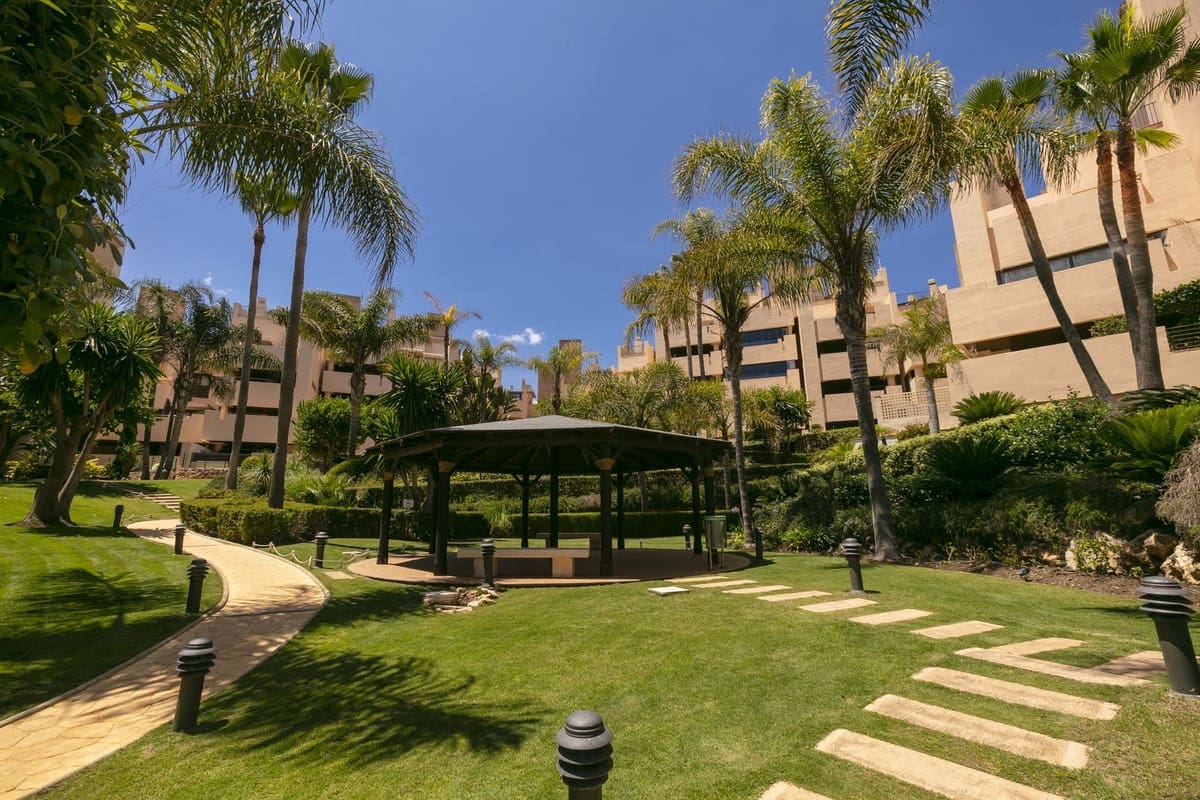 3 bedroom Penthouse for sale in Estepona with pool - € 995,000 (Ref: 9540508)