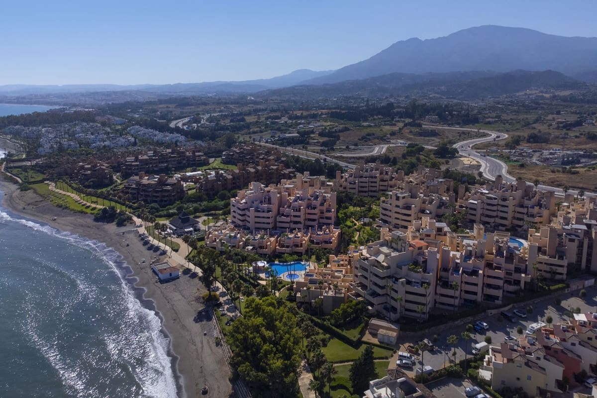 3 bedroom Penthouse for sale in Estepona with pool - € 995,000 (Ref: 9540508)