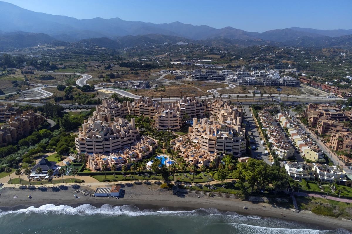 3 bedroom Penthouse for sale in Estepona with pool - € 995,000 (Ref: 9540508)