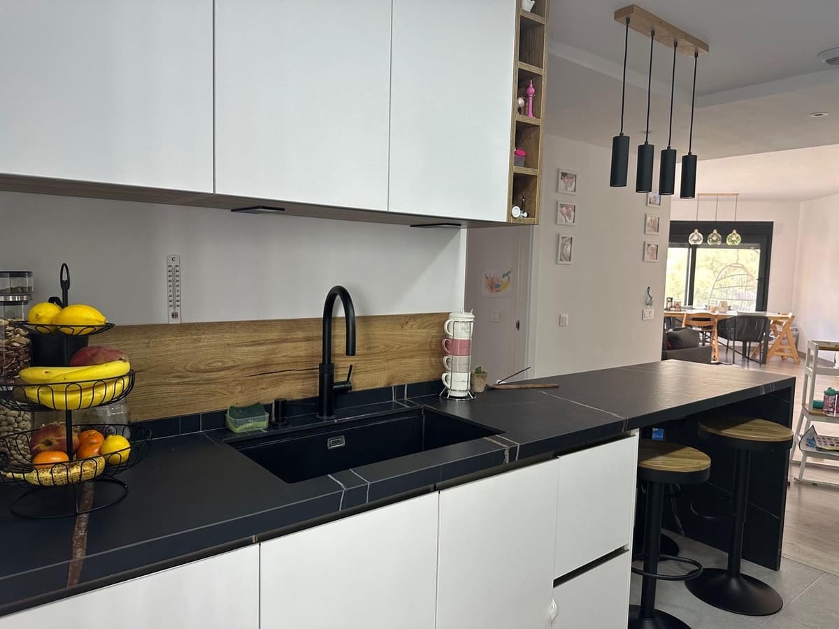 4 bedroom Penthouse for sale in Estepona with pool garage - € 1,000,000 (Ref: 9540510)