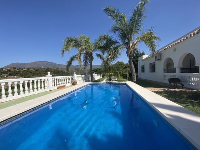 Chalet de 3 habitaciones en El Velerín, Estepona en venta con piscina - 1.075.000 € (Ref: 9540513)