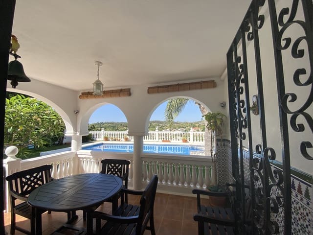 3 quarto Moradia para venda em El Velerín, Estepona com piscina - 1 075 000 € (Ref: 9540513)
