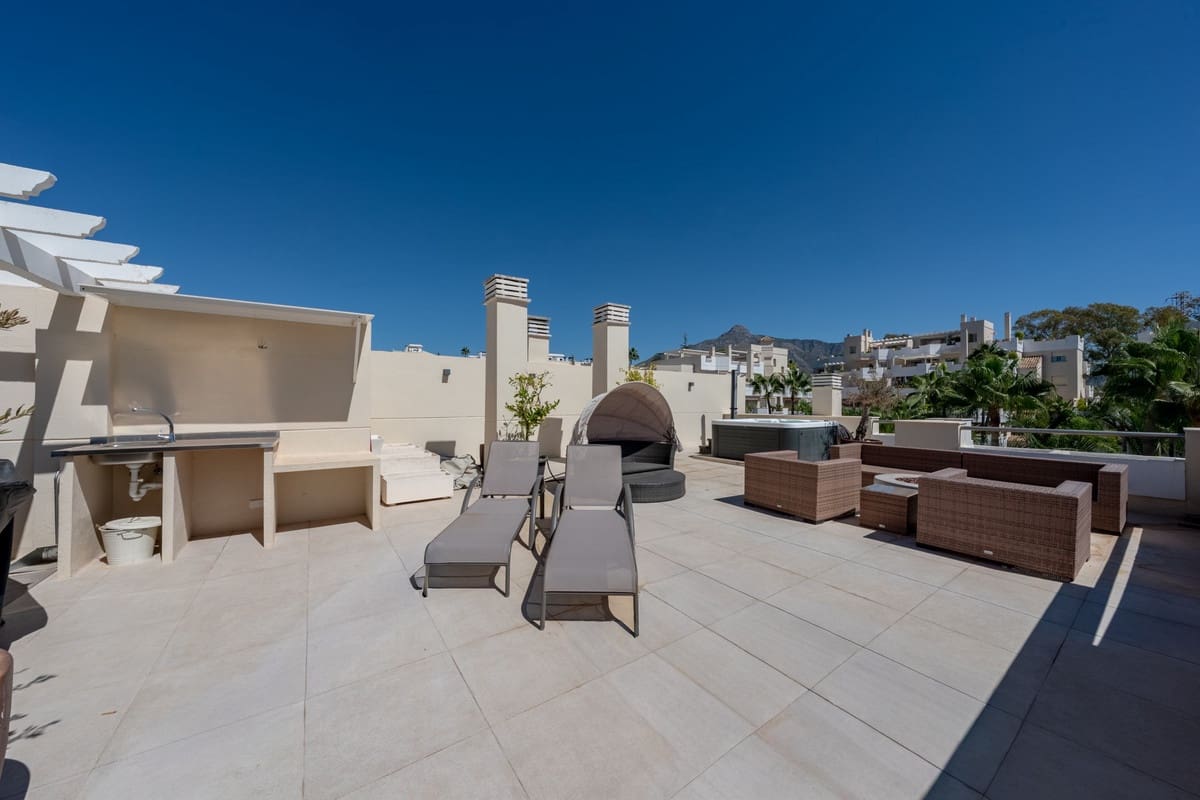 3 soverom Penthouse til salgs i Nueva Andalucia med svømmebasseng - € 1 095 000 (Ref: 9540517)