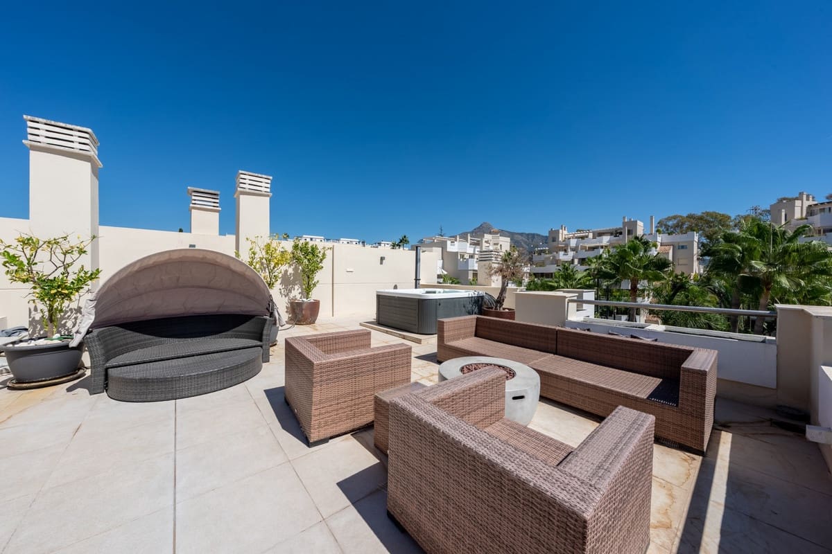 3 soverom Penthouse til salgs i Nueva Andalucia med svømmebasseng - € 1 095 000 (Ref: 9540517)