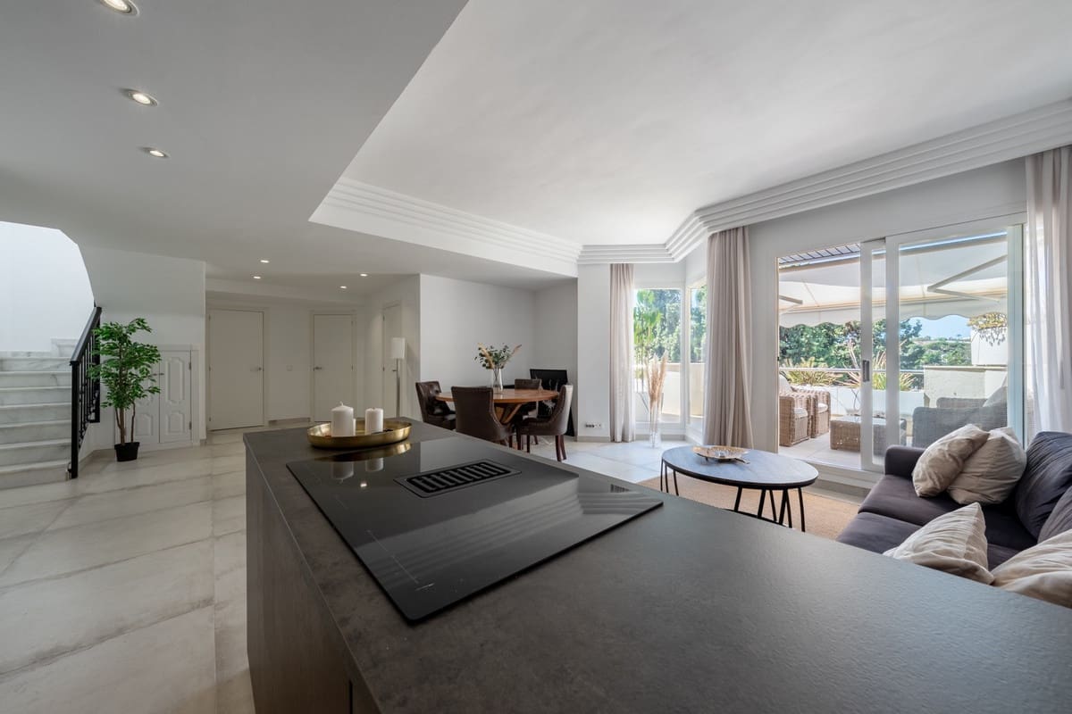 3 soverom Penthouse til salgs i Nueva Andalucia med svømmebasseng - € 1 095 000 (Ref: 9540517)