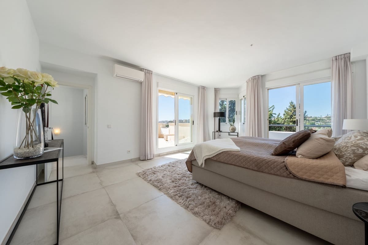 3 soverom Penthouse til salgs i Nueva Andalucia med svømmebasseng - € 1 095 000 (Ref: 9540517)