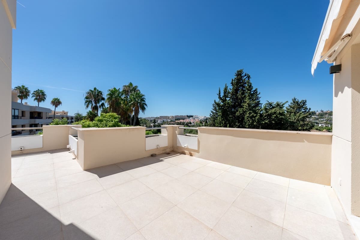 3 soverom Penthouse til salgs i Nueva Andalucia med svømmebasseng - € 1 095 000 (Ref: 9540517)