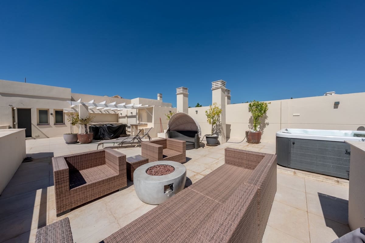 3 soverom Penthouse til salgs i Nueva Andalucia med svømmebasseng - € 1 095 000 (Ref: 9540517)