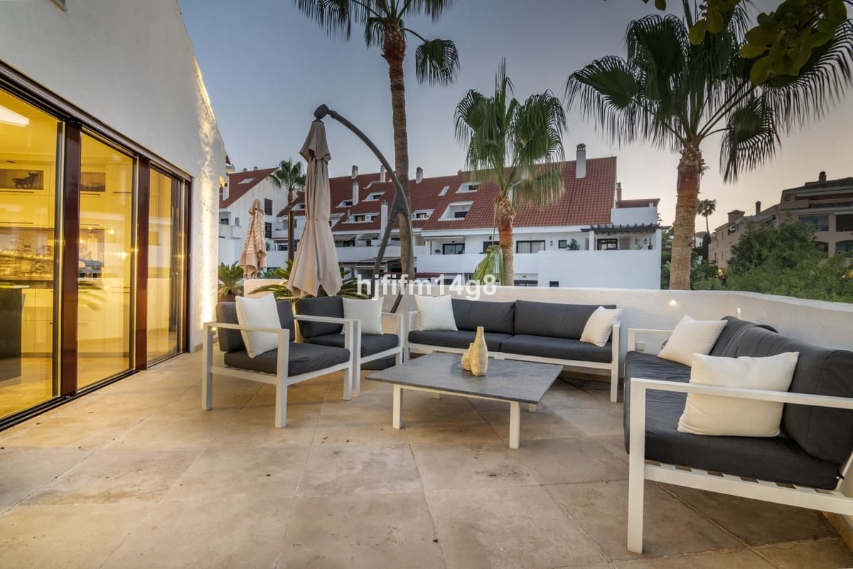 3 soverom Penthouse til salgs i Nueva Andalucia med svømmebasseng - € 1 095 000 (Ref: 9540518)