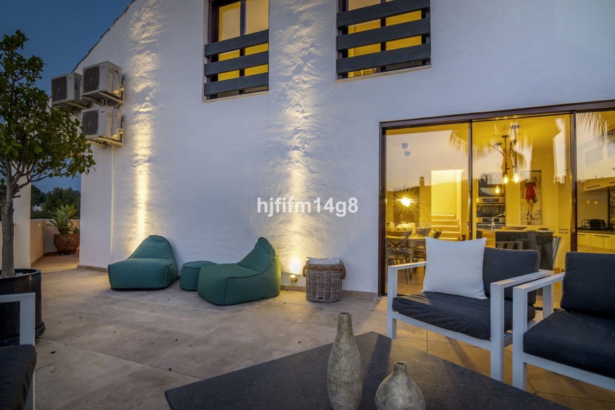 3 soverom Penthouse til salgs i Nueva Andalucia med svømmebasseng - € 1 095 000 (Ref: 9540518)