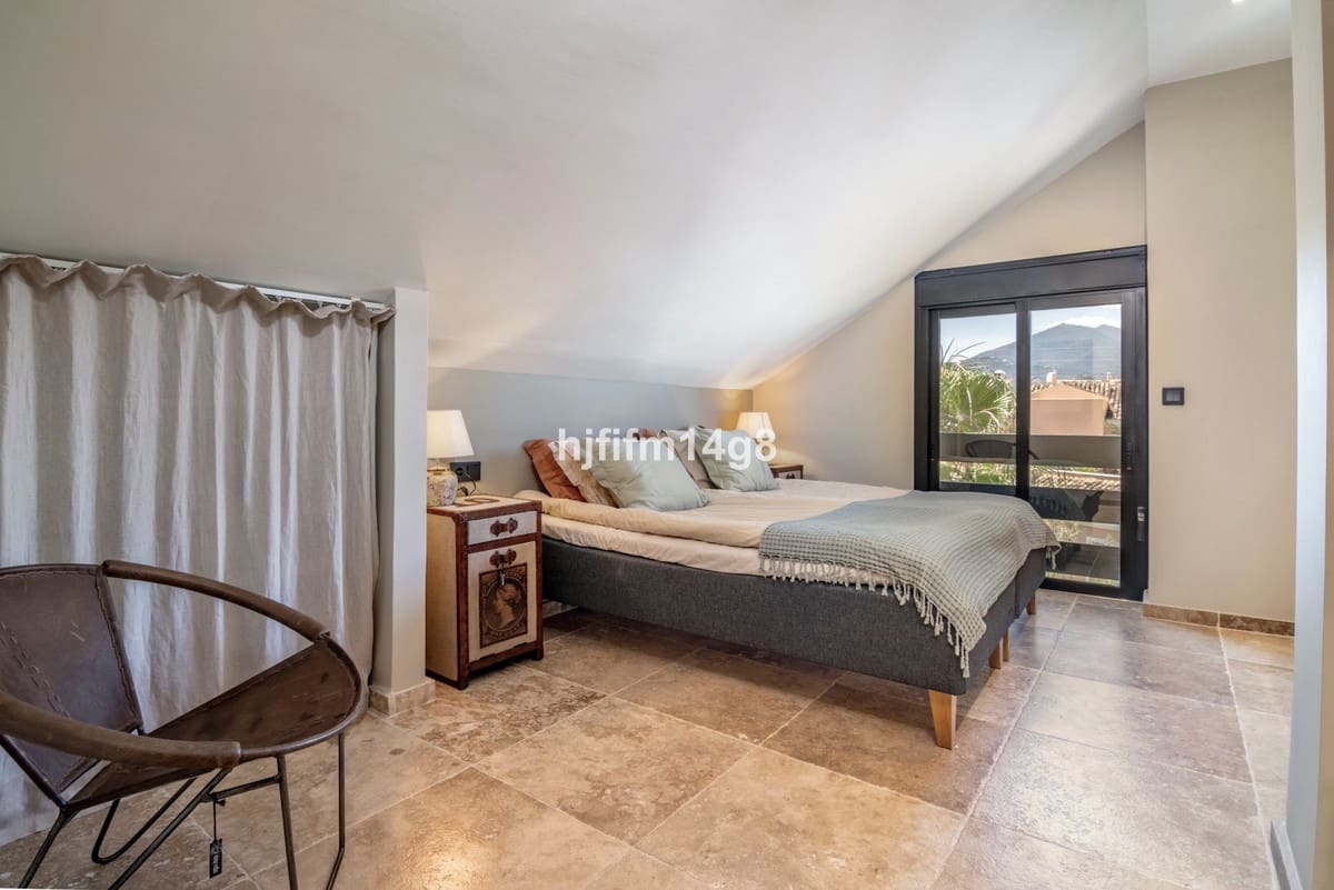 3 soverom Penthouse til salgs i Nueva Andalucia med svømmebasseng - € 1 095 000 (Ref: 9540518)