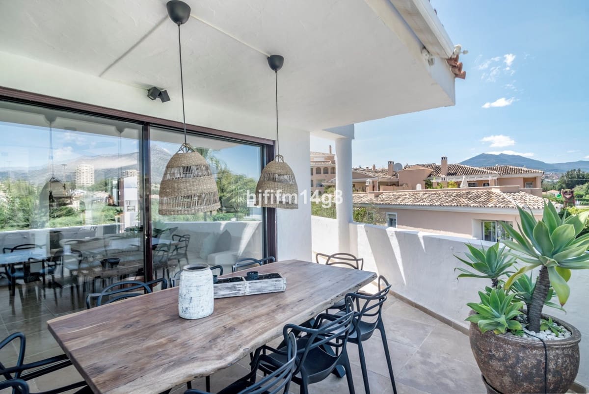 3 soverom Penthouse til salgs i Nueva Andalucia med svømmebasseng - € 1 095 000 (Ref: 9540518)