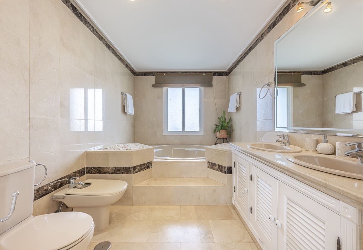 Ático de 3 habitaciones en Estepona en venta con piscina - 1.150.000 € (Ref: 9540522)