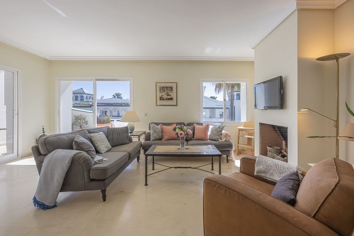 Ático de 3 habitaciones en Estepona en venta con piscina - 1.150.000 € (Ref: 9540522)