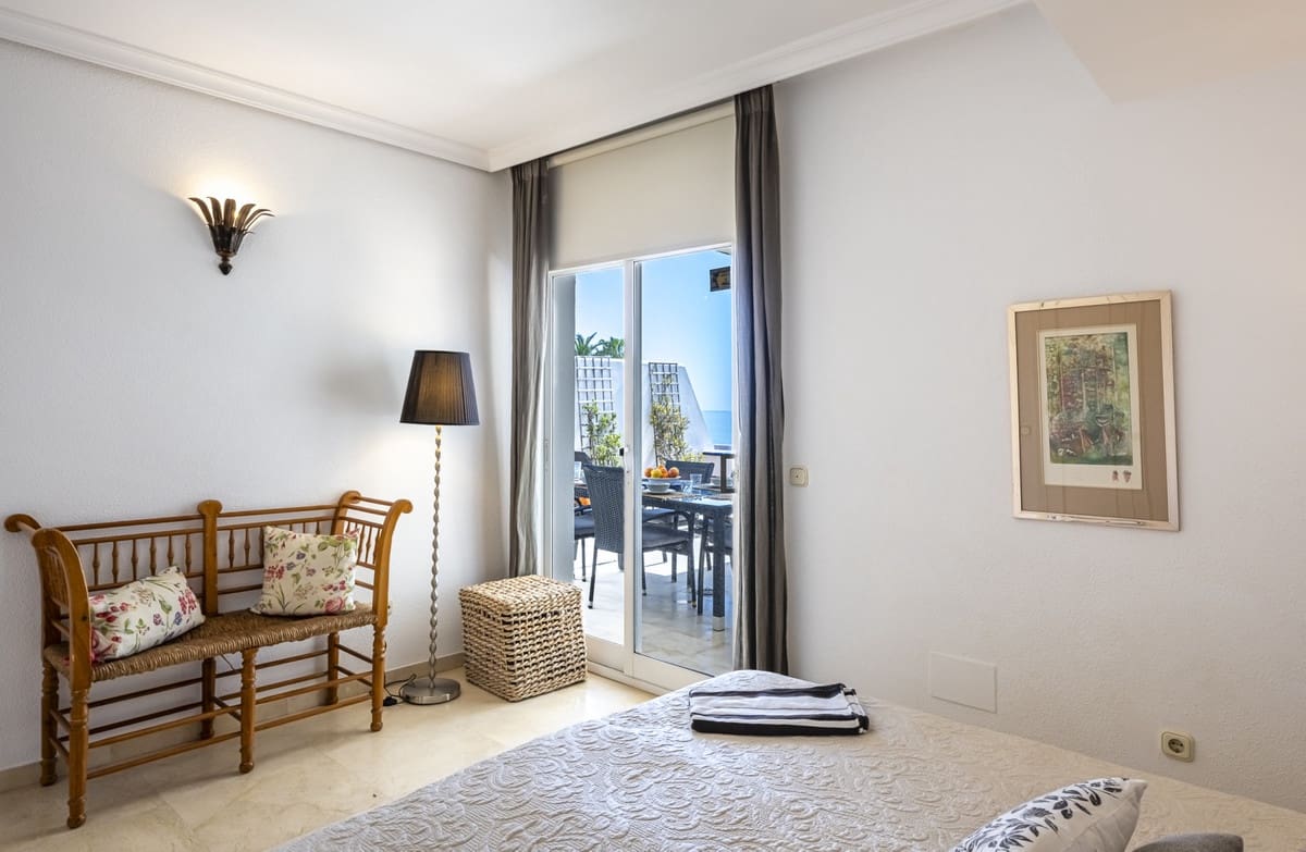 Ático de 3 habitaciones en Estepona en venta con piscina - 1.150.000 € (Ref: 9540522)