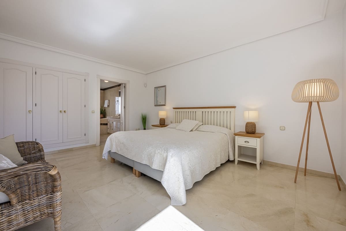 Ático de 3 habitaciones en Estepona en venta con piscina - 1.150.000 € (Ref: 9540522)