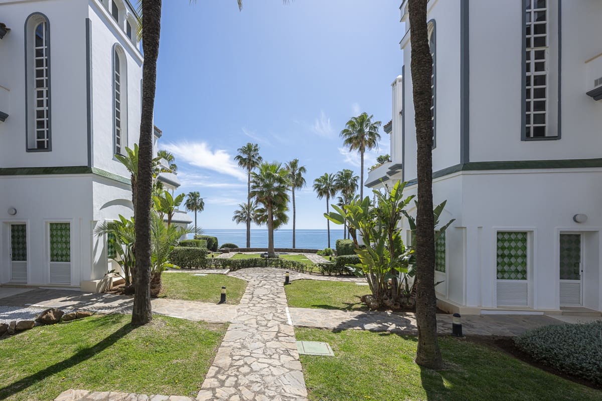 Ático de 3 habitaciones en Estepona en venta con piscina - 1.150.000 € (Ref: 9540522)