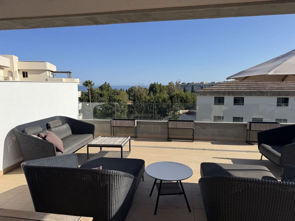 3 soverom Penthouse til salgs i Nueva Andalucia med svømmebasseng garasje - € 1 195 000 (Ref: 9540528)