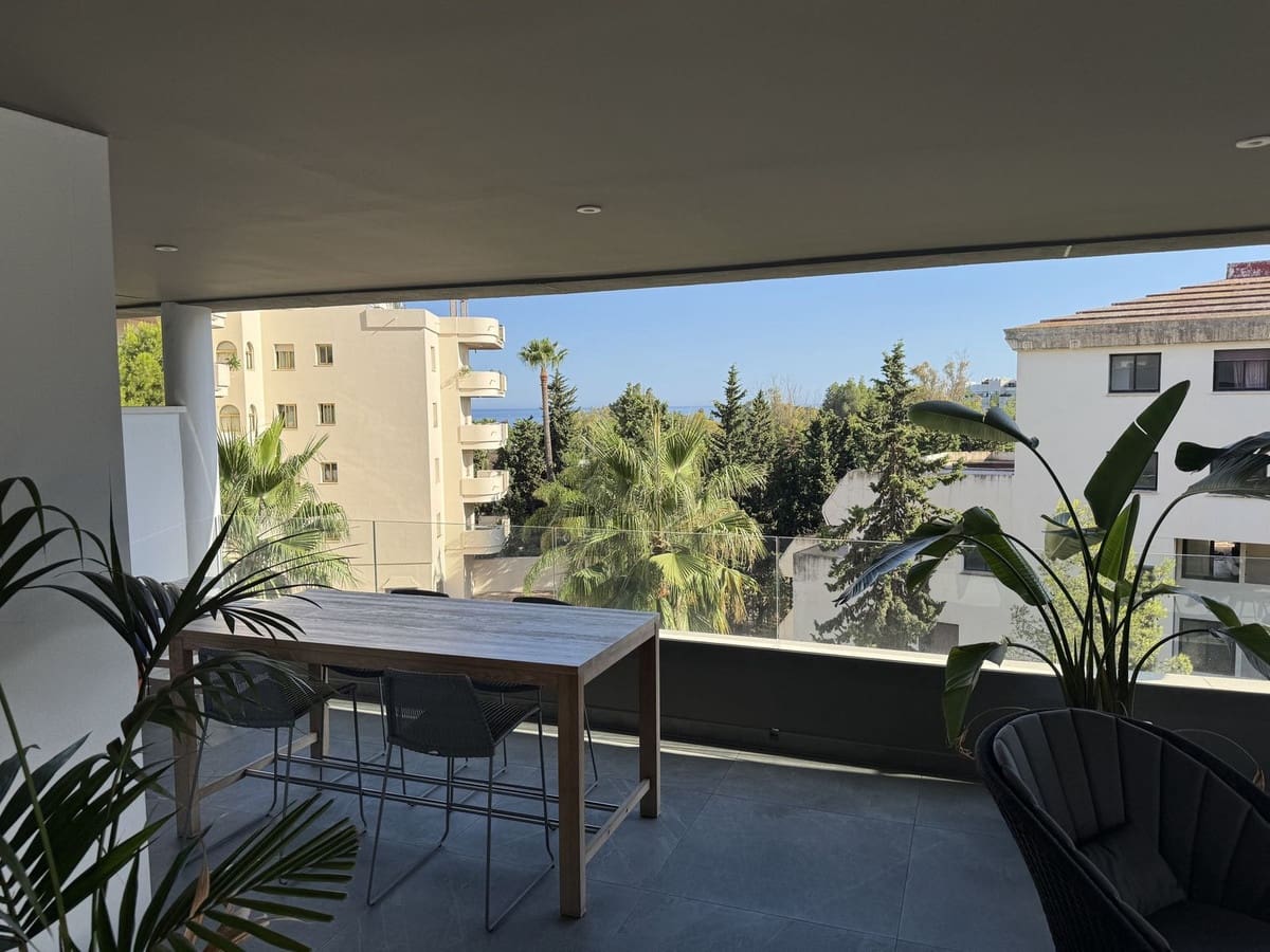 3 soverom Penthouse til salgs i Nueva Andalucia med svømmebasseng garasje - € 1 195 000 (Ref: 9540528)