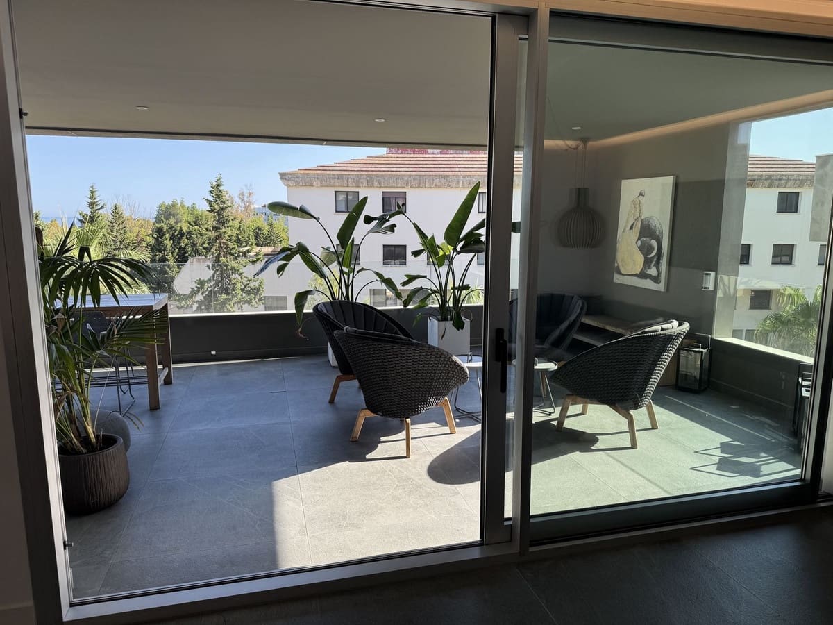 3 soverom Penthouse til salgs i Nueva Andalucia med svømmebasseng garasje - € 1 195 000 (Ref: 9540528)