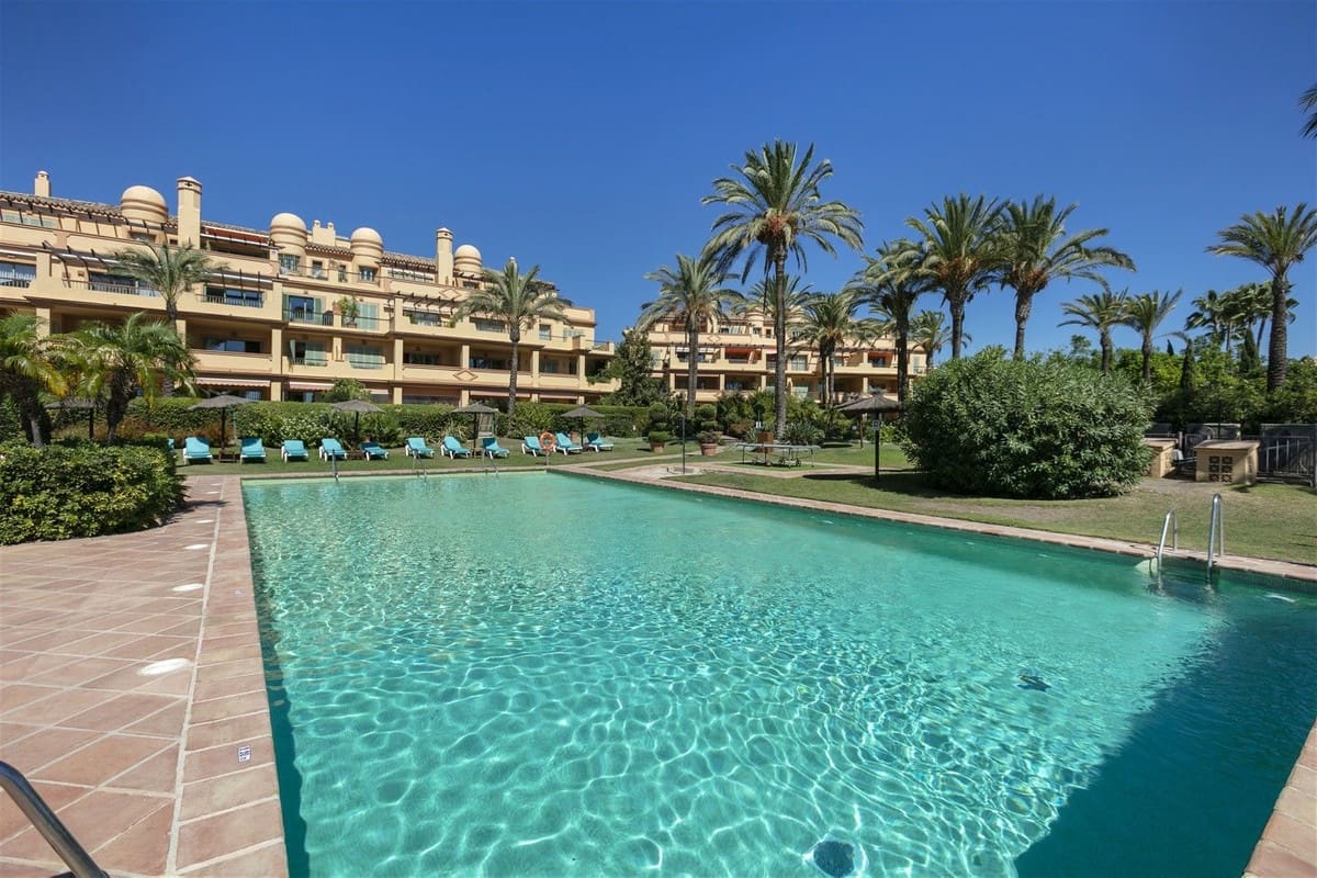 4 soveværelse Penthouse til salg i Los Flamingos med swimmingpool - € 1.195.000 (Ref: 9540530)