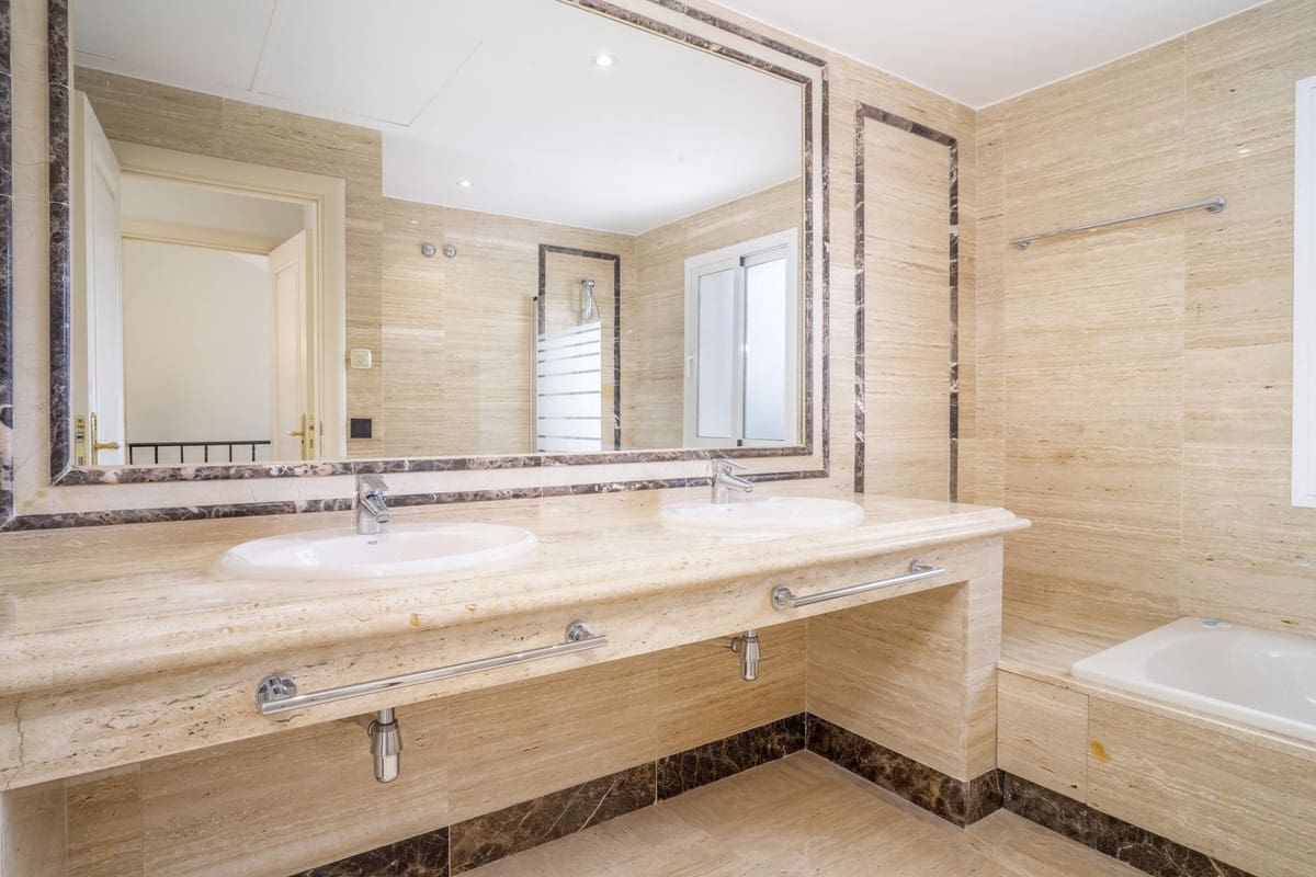 2 chambre Penthouse à vendre à Marbella avec piscine garage - 1 240 000 € (Ref: 9540534)