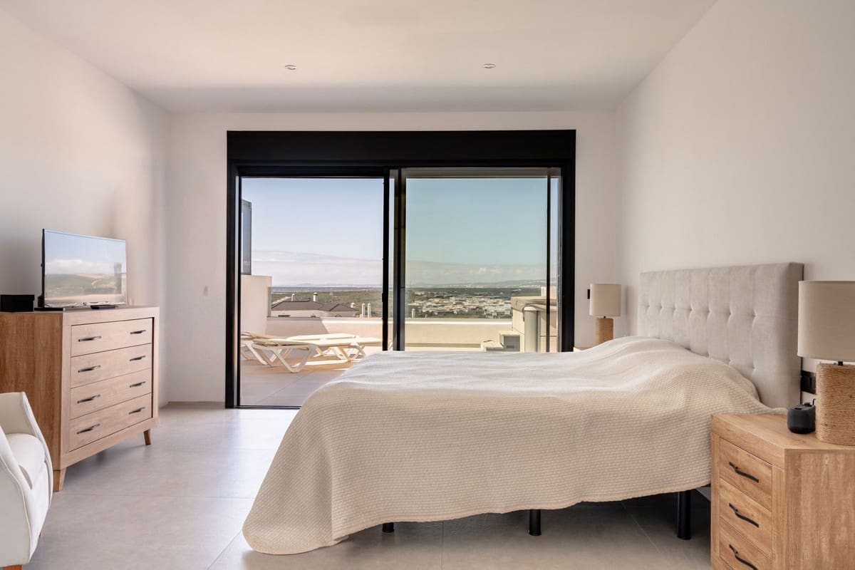 4 bedroom Penthouse for sale in Estepona with pool - € 1,295,000 (Ref: 9540541)