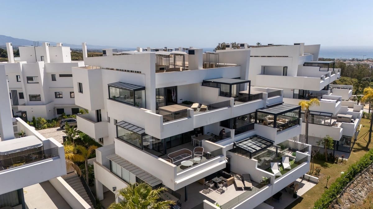 4 bedroom Penthouse for sale in Estepona with pool - € 1,295,000 (Ref: 9540541)