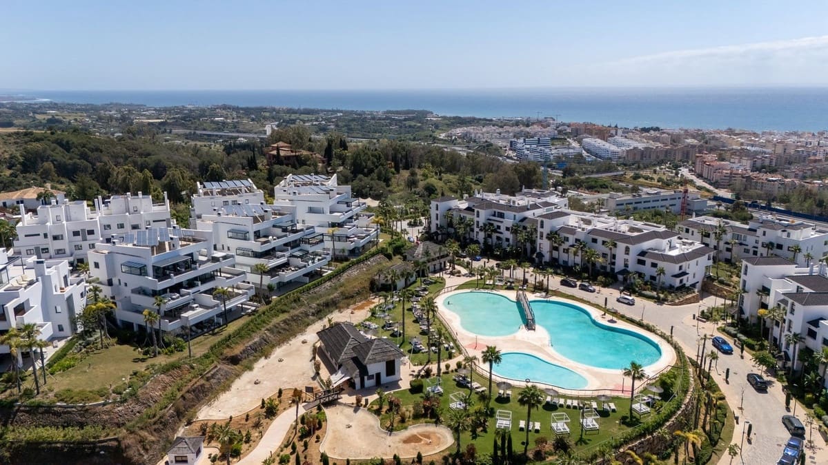 4 bedroom Penthouse for sale in Estepona with pool - € 1,295,000 (Ref: 9540541)