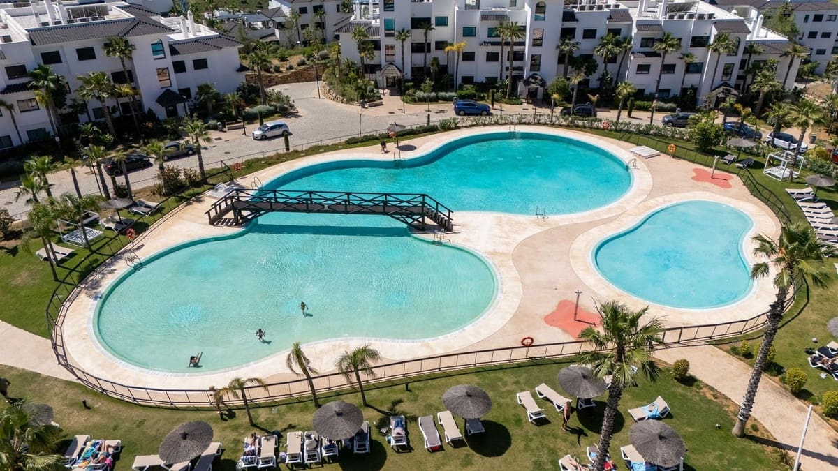 4 bedroom Penthouse for sale in Estepona with pool - € 1,295,000 (Ref: 9540541)