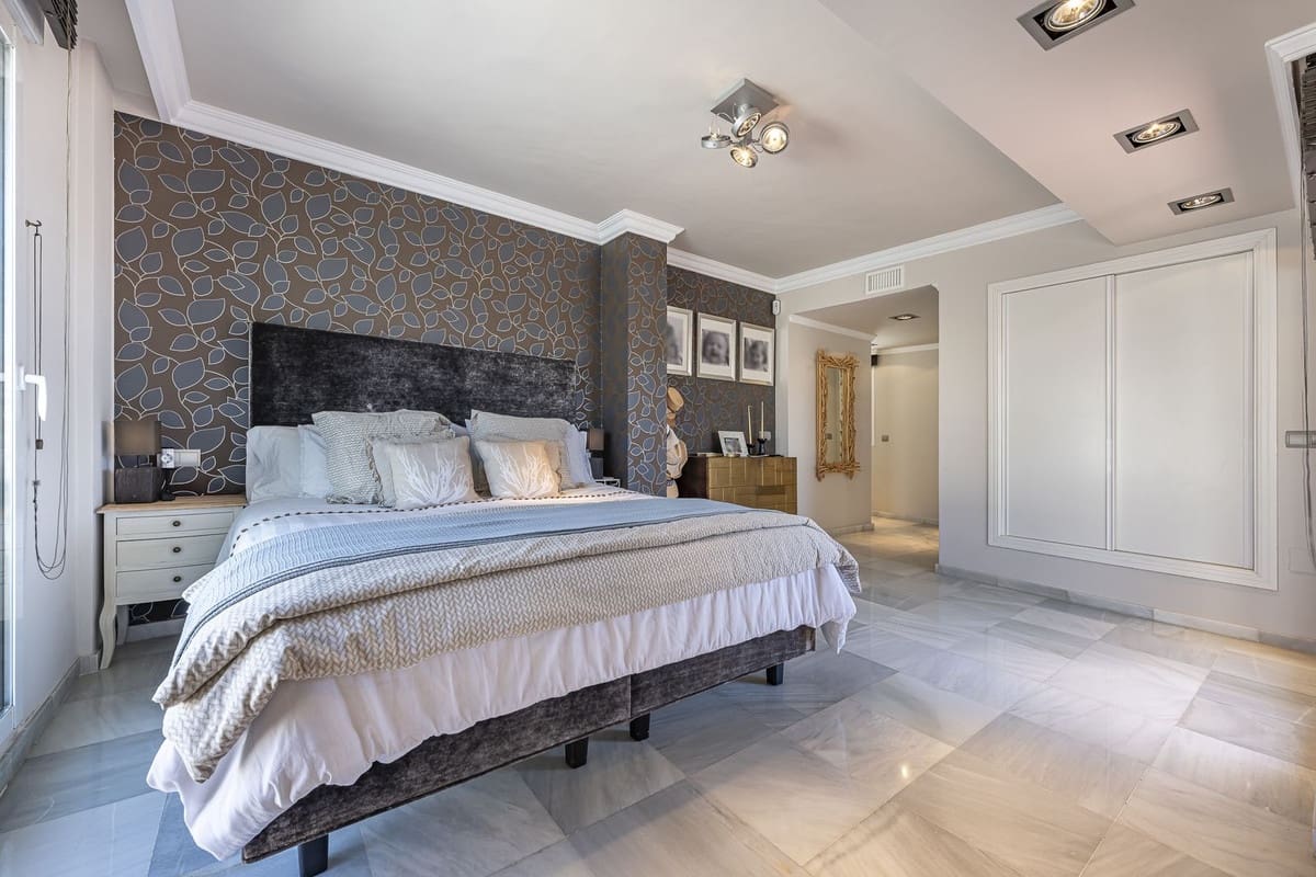 4 slaapkamer Penthouse te koop in Golden Mile met zwembad garage - € 1.295.000 (Ref: 9540542)