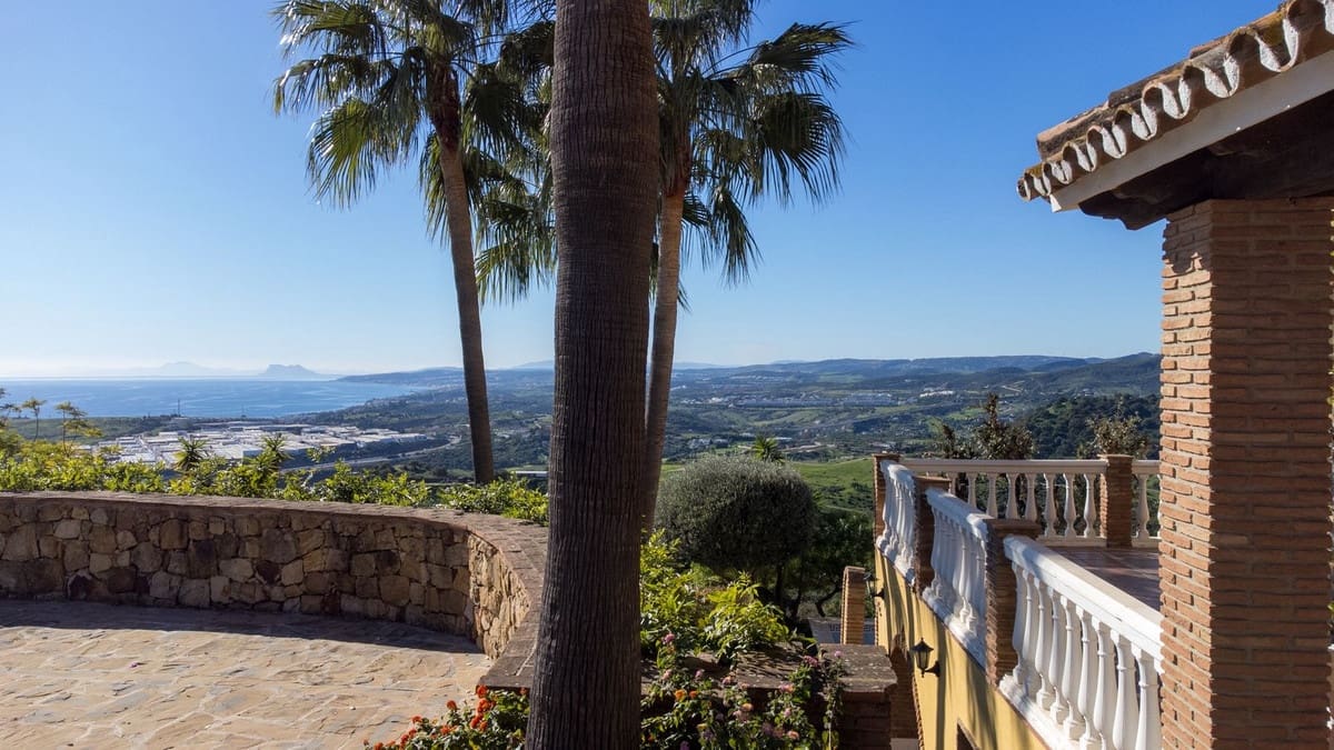 6 soveværelse Villa til salg i Estepona med swimmingpool - € 1.395.000 (Ref: 9540550)