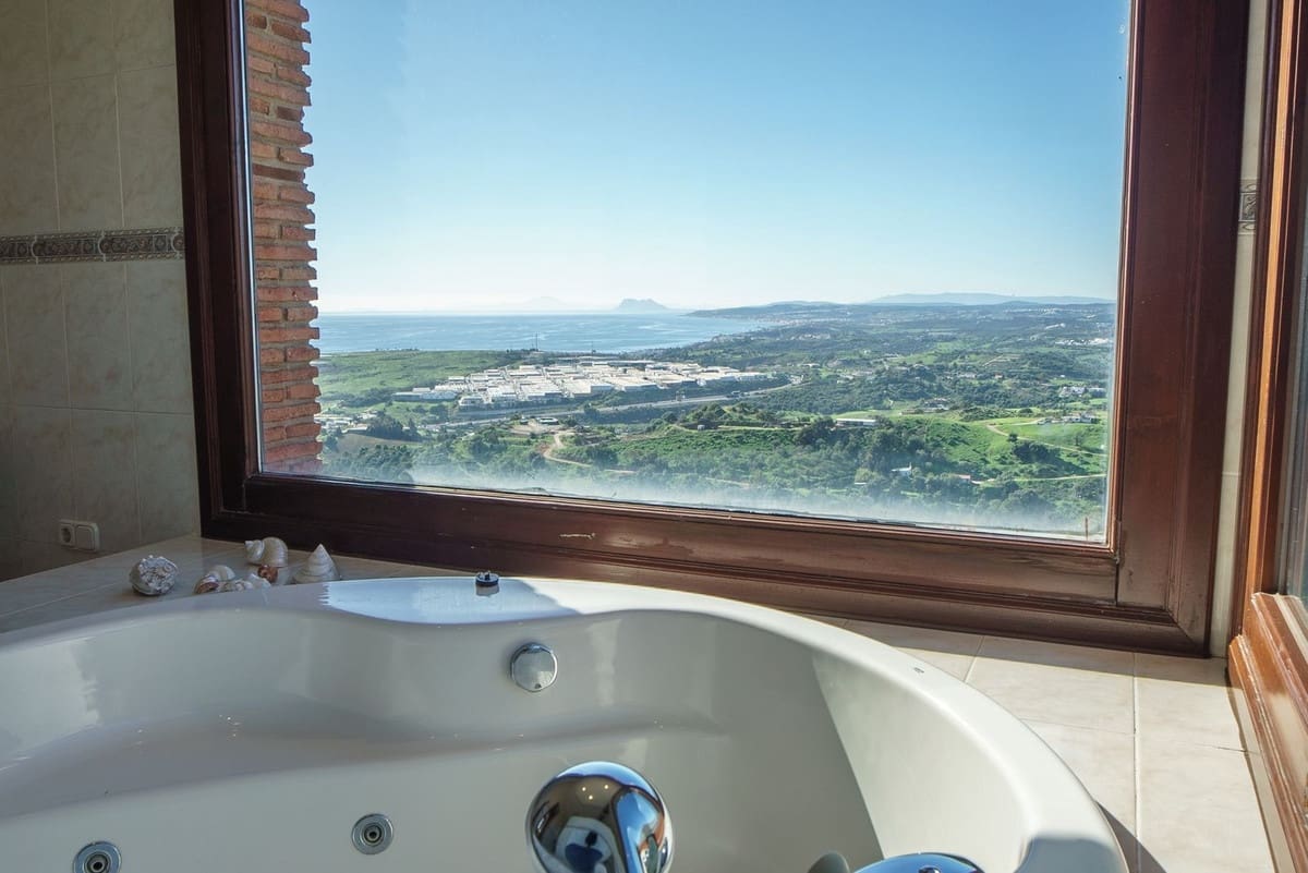 6 soveværelse Villa til salg i Estepona med swimmingpool - € 1.395.000 (Ref: 9540550)