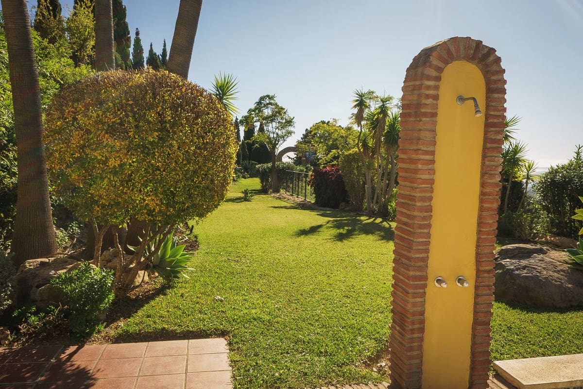 6 soveværelse Villa til salg i Estepona med swimmingpool - € 1.395.000 (Ref: 9540550)