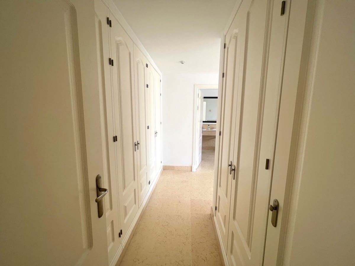 3 bedroom Penthouse for sale in Benahavis with pool garage - € 1,400,000 (Ref: 9540552)