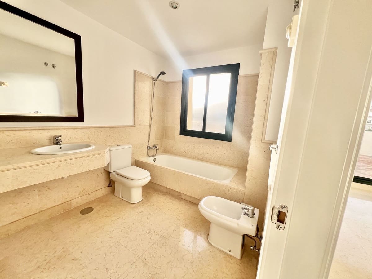 3 bedroom Penthouse for sale in Benahavis with pool garage - € 1,400,000 (Ref: 9540552)