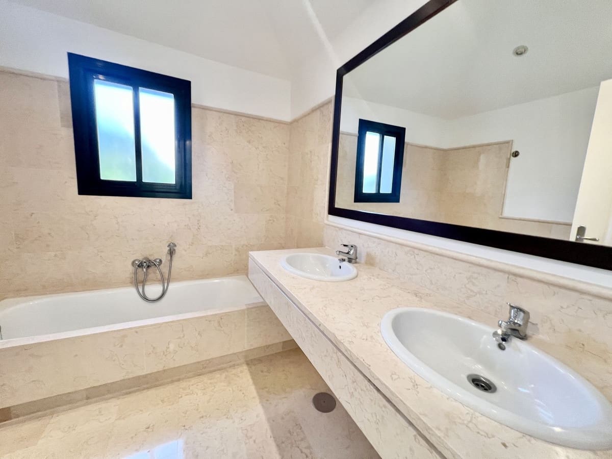 3 bedroom Penthouse for sale in Benahavis with pool garage - € 1,400,000 (Ref: 9540552)