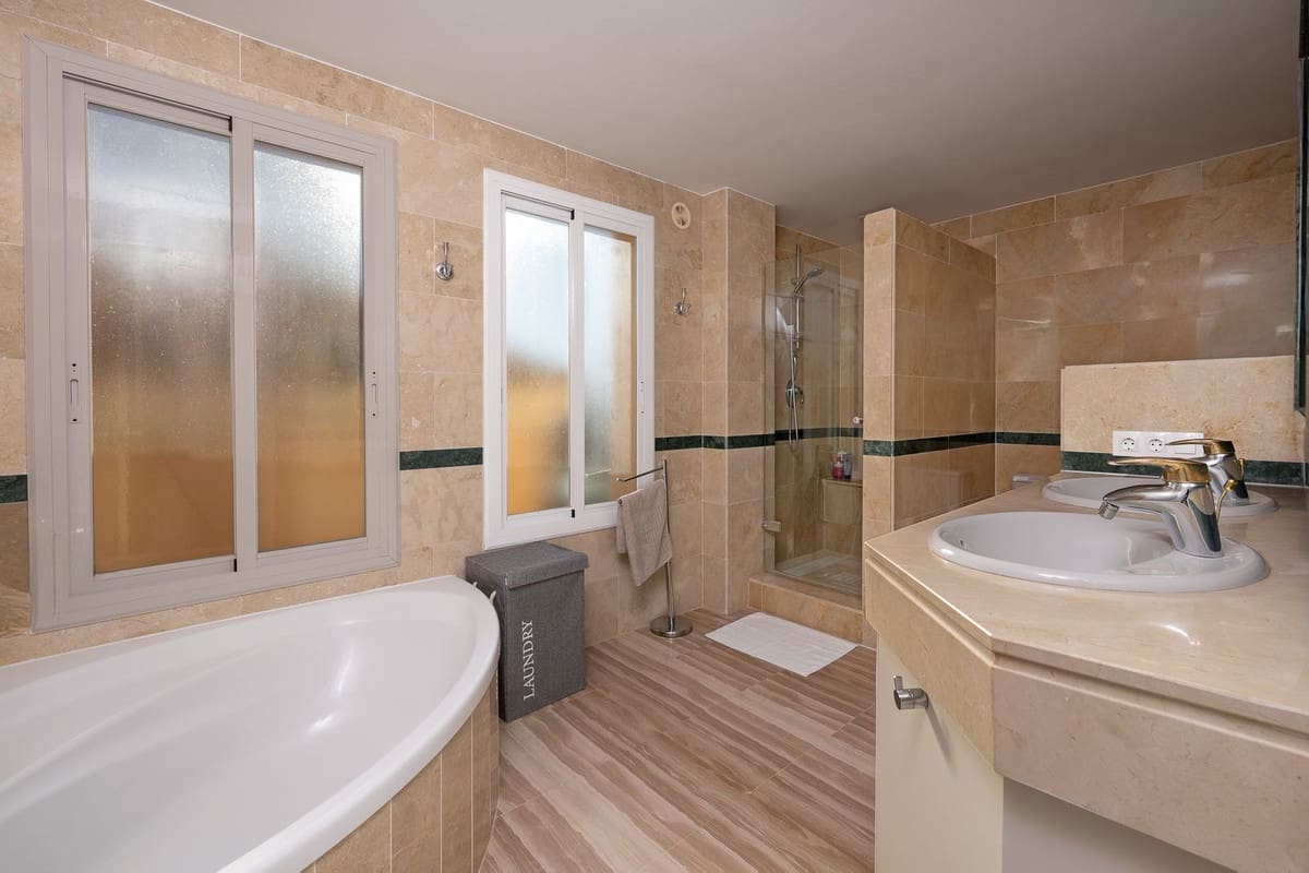 4 quarto Penthouse para venda em Elviria com piscina garagem - 1 449 000 € (Ref: 9540555)