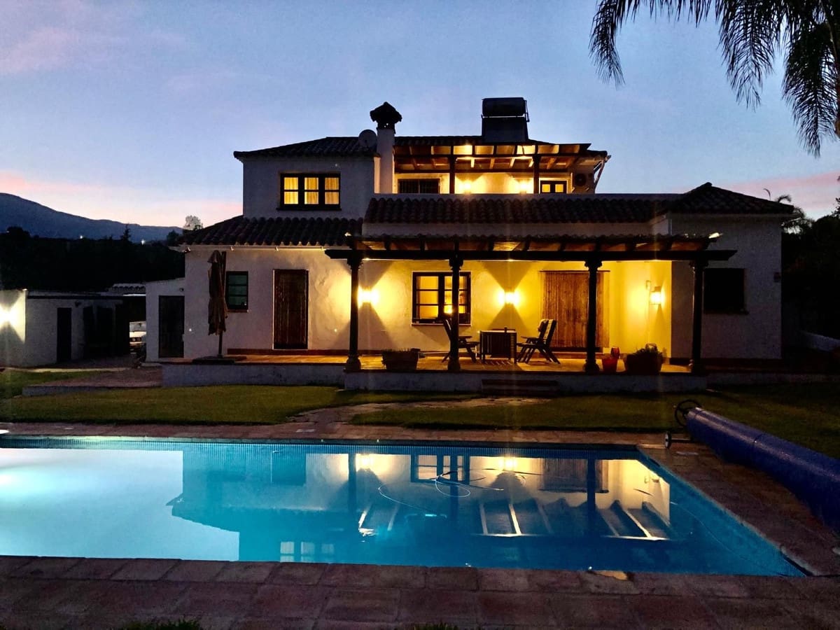 Finca/Casa Rural de 4 habitaciones en Estepona en venta con piscina - 1.495.000 € (Ref: 9540559)