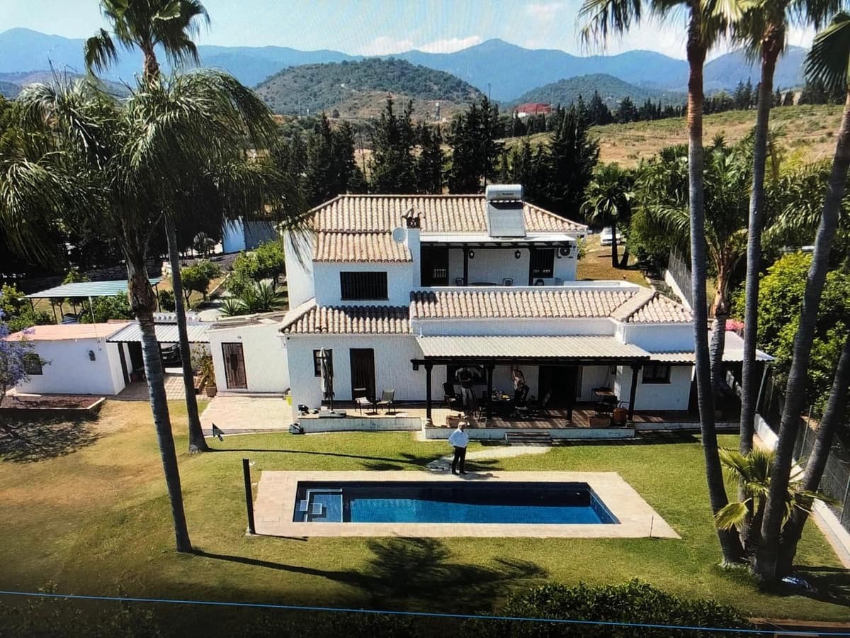 Finca/Casa Rural de 4 habitaciones en Estepona en venta con piscina - 1.495.000 € (Ref: 9540559)
