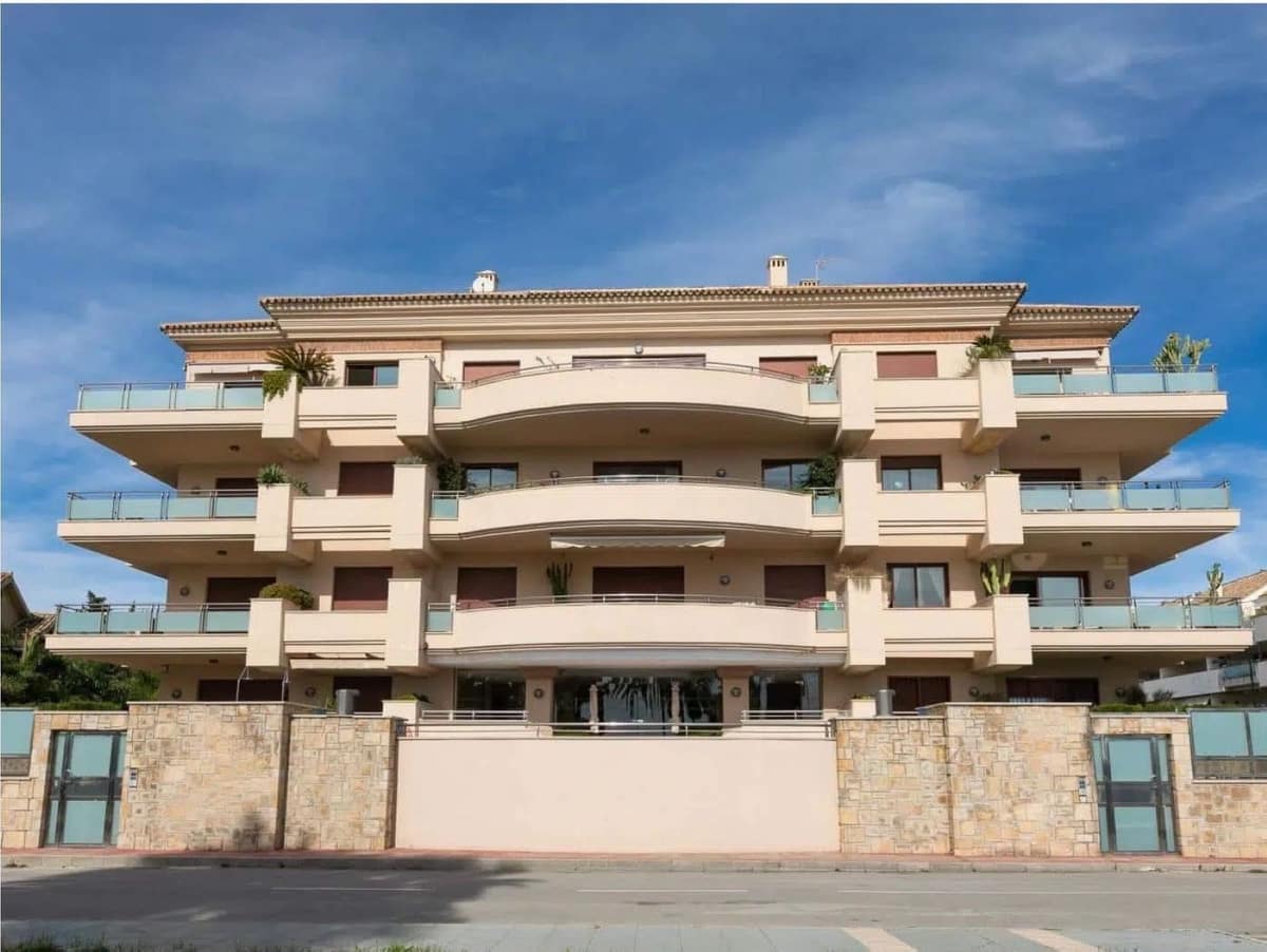 3 bedroom Apartment for sale in San Pedro de Alcantara with pool garage - € 999,000 (Ref: 9541560)