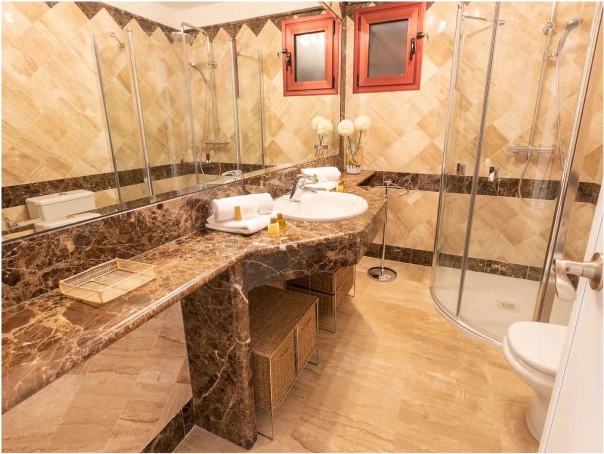 3 bedroom Apartment for sale in San Pedro de Alcantara with pool garage - € 999,000 (Ref: 9541560)