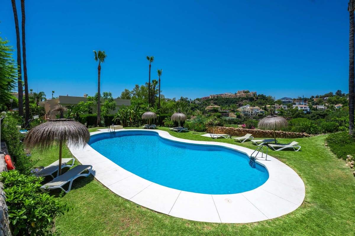 3 soveværelse Byhus til salg i La Quinta med swimmingpool - € 1.195.000 (Ref: 9543798)