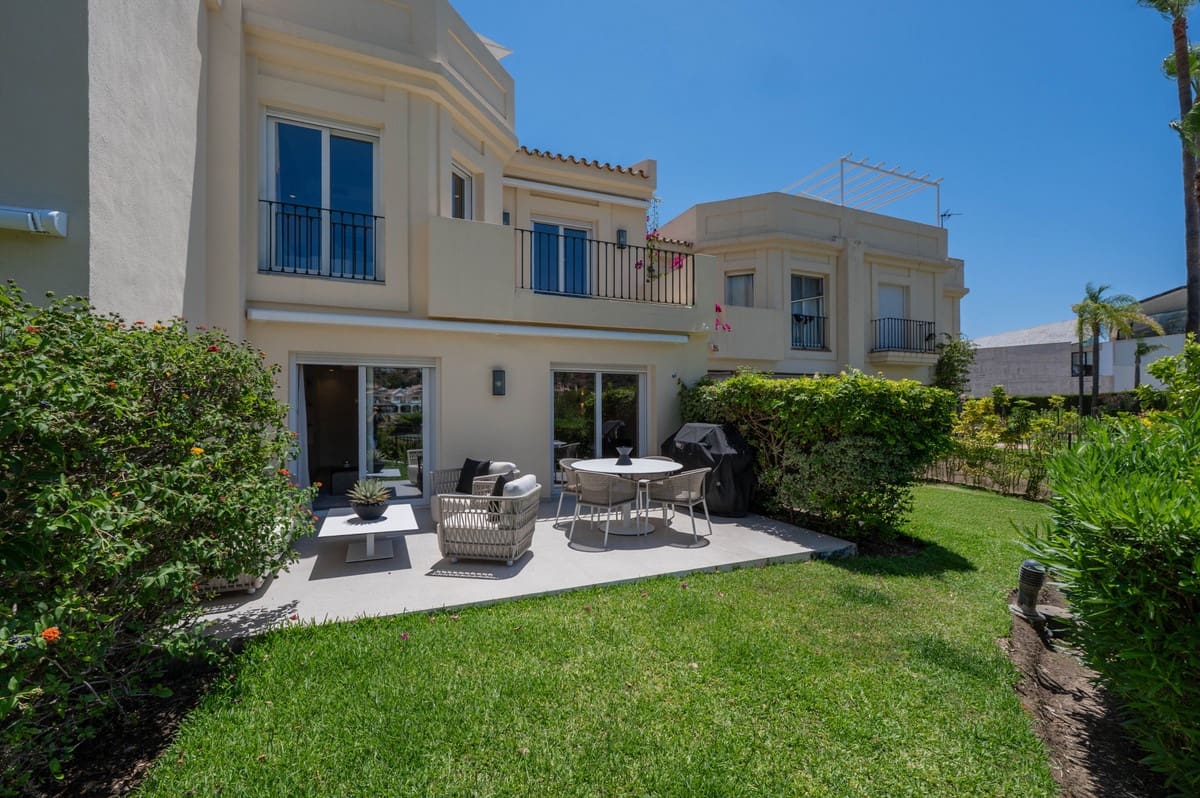 3 soveværelse Byhus til salg i La Quinta med swimmingpool - € 1.195.000 (Ref: 9543798)