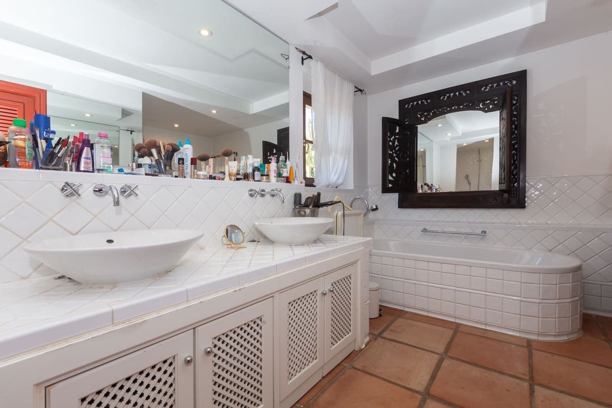 5 slaapkamer Villa te koop in Elviria met zwembad - € 1.495.000 (Ref: 9543800)